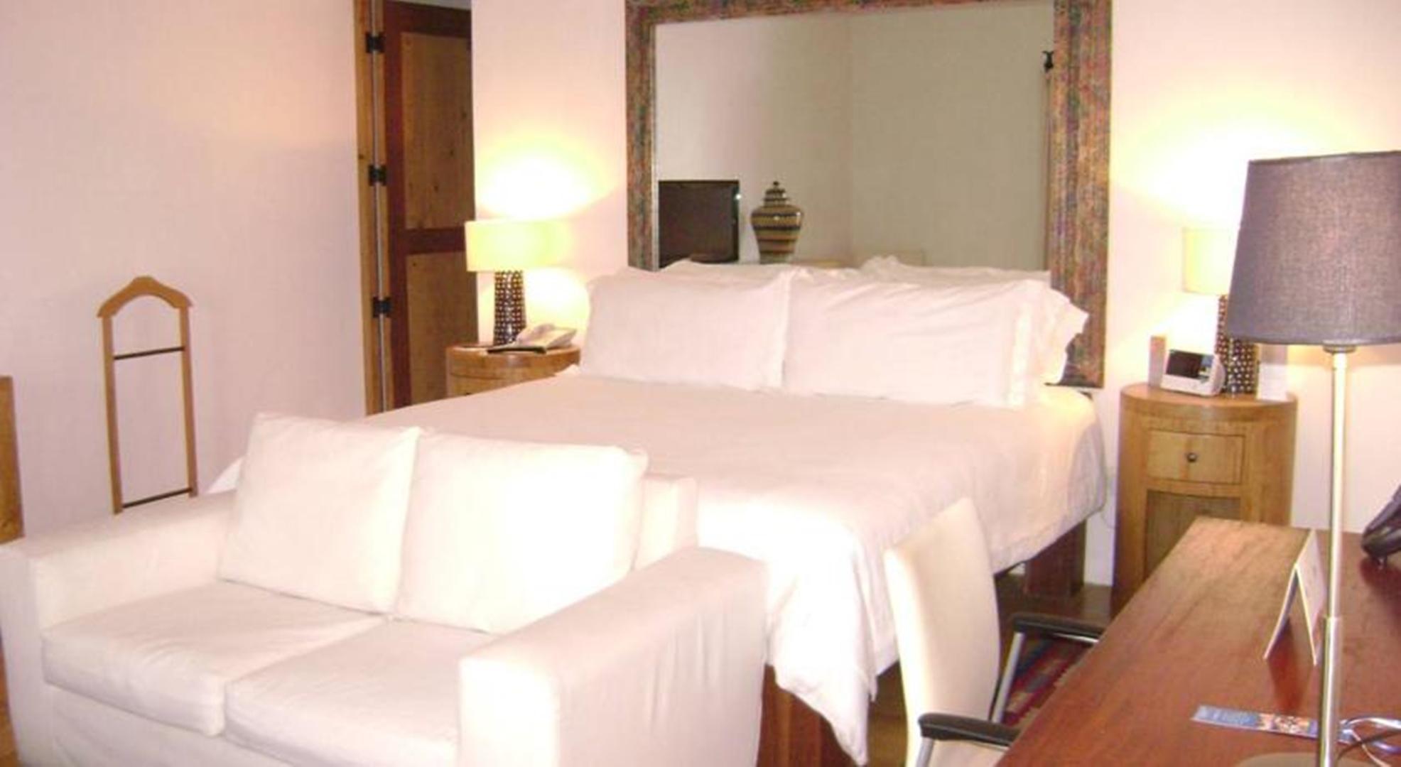 Hotel Boutique Casareyna Puebla Zimmer foto A bedroom at the Inn at the Opera